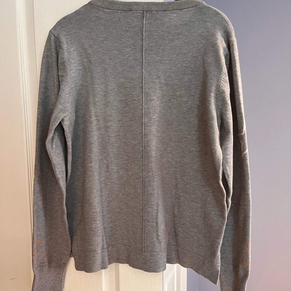 Gray Sweater With Star Patterns - image 3